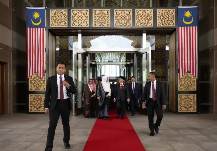 ‏يرأسُ بالشراكة مع الحكومة الماليزيّة؛ القمةَ الدوليةَ للقيادات الدينية، والاجتماعَ الثالثَ لمجلس علماء آسيان. ‏كما يدشِّنُ برعاية رئيس الوزراء ملتقى المجمع الفقهي الإسلامي، والملتقى العالميّ للتصديق على الإجازات القرآنية في العاصمة الماليزيّة "كوالالمبور":  ‏معالي الأمين العام، رئيس هيئة علماء المسلمين، فضيلة الشيخ د.⁧‫محمد العيسى‬⁩‬⁩، يصِلُ اليومَ على رأس وفدٍ من ⁧‫رابطة العالم الإسلامي‬⁩، إلى مطار كوالالمبور الدولي،حيث كان في استقباله الوزير برئاسة الوزراء معالي السيناتور الدكتور محمد نعيم بن مختار، وعدد