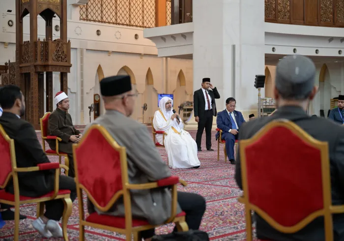 معالي الأمين العام، رئيس هيئة علماء المسلمين، فضيلة الشيخ د.⁧‫محمد العيسى‬⁩‬⁩، يعقد جلسةً علمية داخل الجامع مع كبار علماء آسيان تناولت تشخيص وتحليل وسبُل معالجة رُهاب الإسلام "الإسلاموفوبيا"