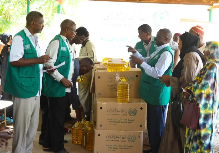 رابطہ سوڈان میں… خدمت اور عطا، جنہیں حالات کی سختیاں روک نہیں سکتیں سوڈان میں رابطہ عالم اسلامی کا دفتر، جنگ سے پیدا ہونے والے تمام تر چیلنجوں کے باوجود، متعلقہ اداروں کے براہ راست تعاون کے ساتھ، اپنے امدادی اور طبی پروگرام بلا تعطل جاری رکھے ہوئے ہے