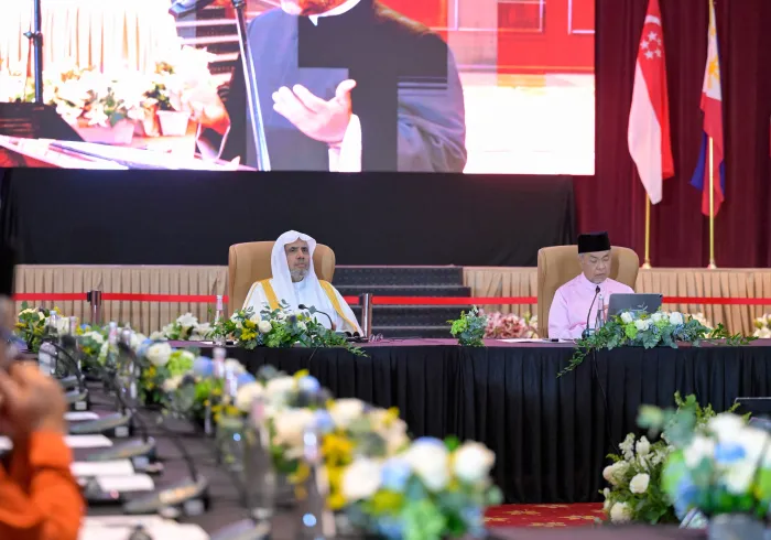 ‏من بين منظومة "منجزات ⁧‫#رابطة_العالم_الإسلامي‬⁩ لتوحيد كلمة علماء المسلمين في القضايا الكبرى التي تتطلّب وحدة الكلمة":  ‏مجلس علماء "آسيان": ‏منصّةٌ جامعةٌ أطلقتْها الرابطة؛ لبناء خطاب إسلامي أصيل وموحَّد، يُعالِج القضايا الكبرى في دول "آسيان".  ‏وقد احتضنت العاصمةُ الماليزيةُ "كوالالمبور"، في الأيام القريبة الماضية، الملتقى الثالثَ للمجلس، برعاية دولة رئيس الوزراء وحضور نائبه وعدد من الوزراء، وبمشاركةٍ واسعةٍ من كبار العلماء والمُفتين من دول منطقة جنوب شرق آسيا.