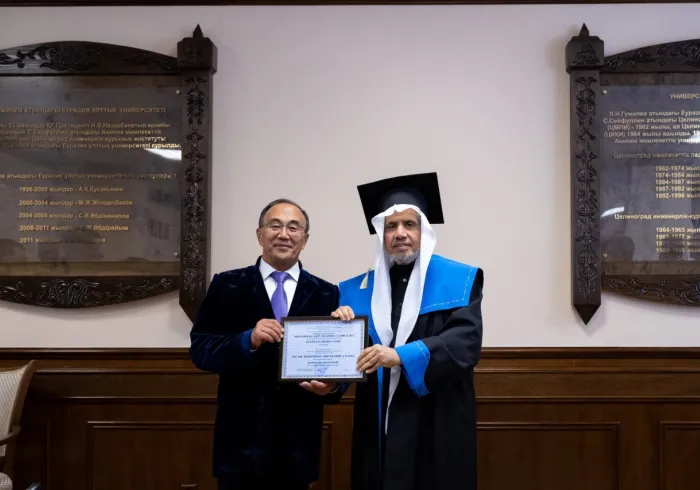 ‏الشيخ د.⁧‫محمد العيسى‬⁩ ‬⁩ يُحاضِرُ في جامعة أستانا الوطنية عن: "التّحولات الفكرية المعاصرة"