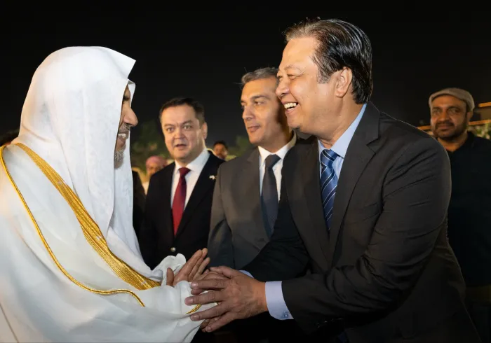 El Sr. Muhammad Talha Mahmood, Presidente de la Comisión de Defensa del Senado de Pakistán, organizó una cena en honor del Secretario General de la Liga del Mundo Islámico, Presidente del Consejo de Ulemas, el Sheij Mohammed Alissa