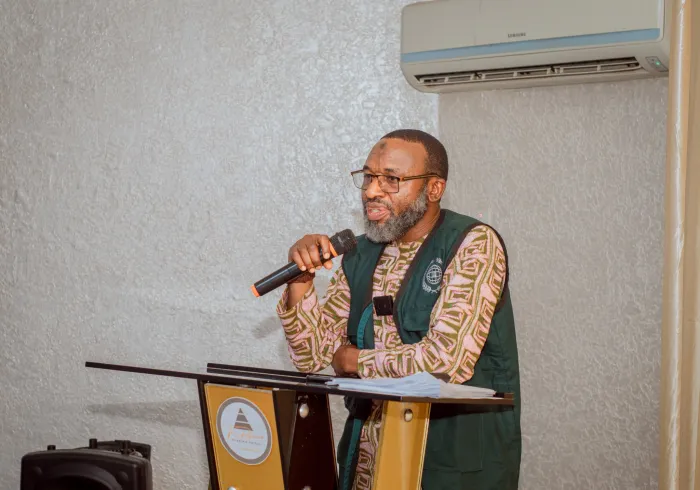 رابطہ عالم اسلامی  نائجیریا میں آنکھوں کے نرسنگ اور طبی عملے کے لئے ایک جامع تربیتی پروگرام کا انعقاد کر رہی ہے، جس کا بنیادی مقصد ان کی پیشہ ورانہ صلاحیتوں کو مستحکم کرنا اور بنیادی طبی نگہداشت کے معیار کو بلند کرنا ہے