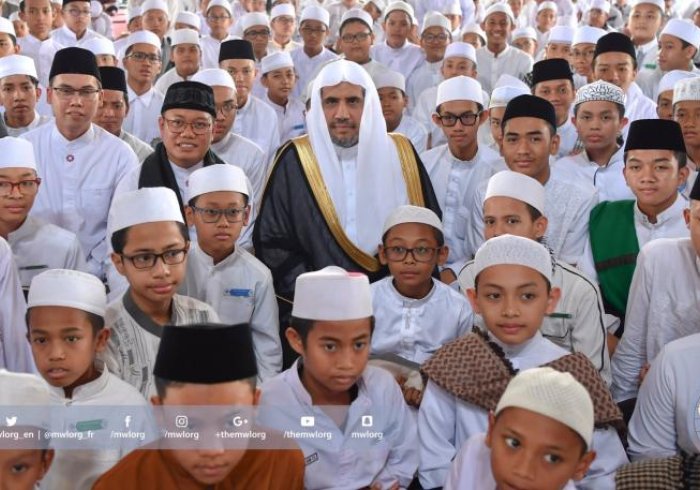 HE MWL SG meets during his current visit to Indonesia the students of Holy Quraan Memorization Schools