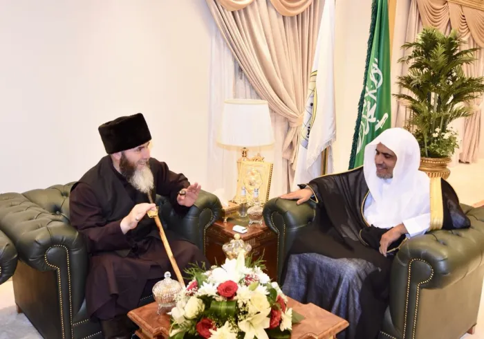 Le SG, Cheikh Al-Issa signant à La Mecque avec le Mufti de Tchétchénie, Cheikh Salah Mezhiev, un accord de collaboration dans divers domaines suite à un entretien ayant porté sur des sujets d’intérêt commun 