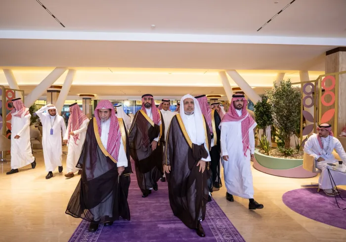 صحنه‌هایی از بازدید جناب دبیرکل، رئیس انجمن علمای مسلمان و عضو کمیته عالی نظارت بر پروژه «تاریخ حج و حرمین شریفین»، اقاي دكتر شیخ محمد العیسی، از غرفه‌ی مرکز اسناد و تحقیقات ملک عبدالعزیز در جریان افتتاحیه‌ی «همایش تاریخ حج و حرمین شریفین» که توسط این مرکز برگزار شد.