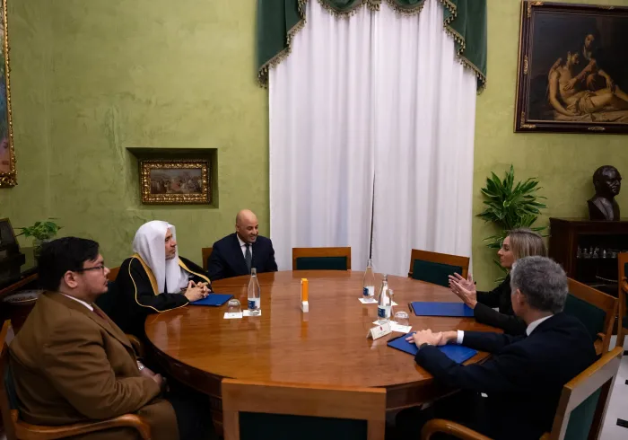 جناب دبیرکل، رئیس انجمن علمای مسلمان، اقاي دکتر شيخ محمد العیسی ، با شهردار شهر گرانادا، خانم ماریا فرانسیسکا کارازو ویلالونگا دیدار کرد، و این دیدار در مقر شهرداری برگزار شد