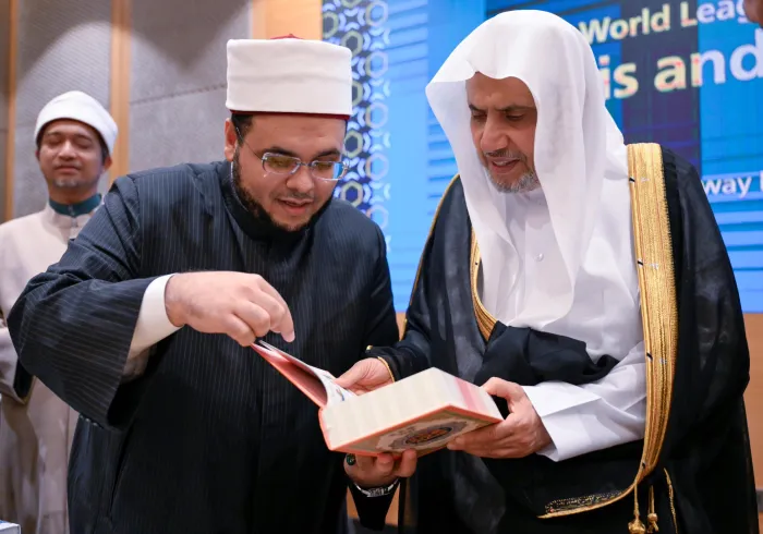 Le  Secrétaire général, cheikh Mohammed Al-Issa a tenu, dans la capitale malaisienne Kuala Lumpur, une réunion avec d’éminents oulémas de Malaisie issus de l’ensemble des États, en présence du Grand imam, Mufti général de Malaisie, cheikh Ahmad Fauwaz