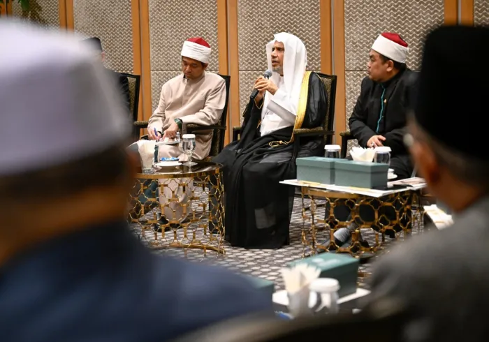 Le Secrétaire général de la Ligue islamique mondiale, Président de l’Organisation des savants musulmans, cheikh Mohammed ben Abdelkarim Alissa, réunit les grands oulémas de Malaisie issus de l’ensemble des États.