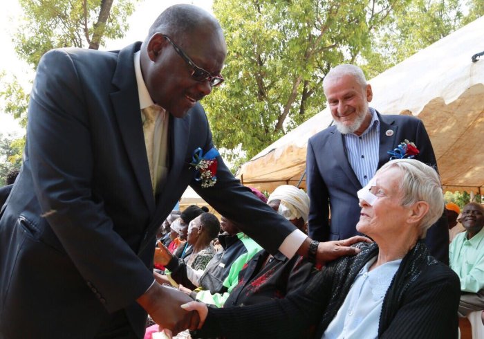 The Zimbabwean Health Minster visits the medical camp. Presents his government's thanks 2 the MWL; emphasing the importance of medical aid.