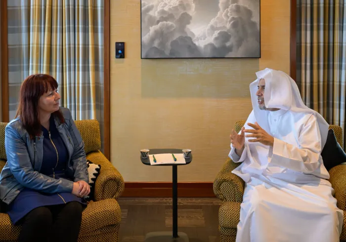 Le Secrétaire général, cheikh Mohammed Al-Issa a reçu à son lieu de résidence Mme Miriam Wagner, Directrice exécutive du prestigieux Institut Woolf de l’Université de Cambridge, ainsi que  M. Rick Sopher