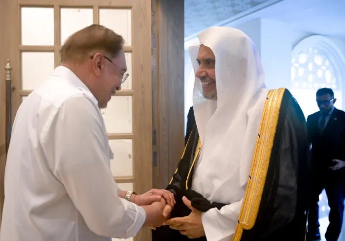 Le Premier ministre de Malaisie, Dato’ Seri Anwar Ibrahim, a reçu, au palais malaisien de l’hospitalité, Résidence du Premier ministre, le Secrétaire général, Président de l’Organisation des savants musulmans, cheikh Mohammed Al-Issa
