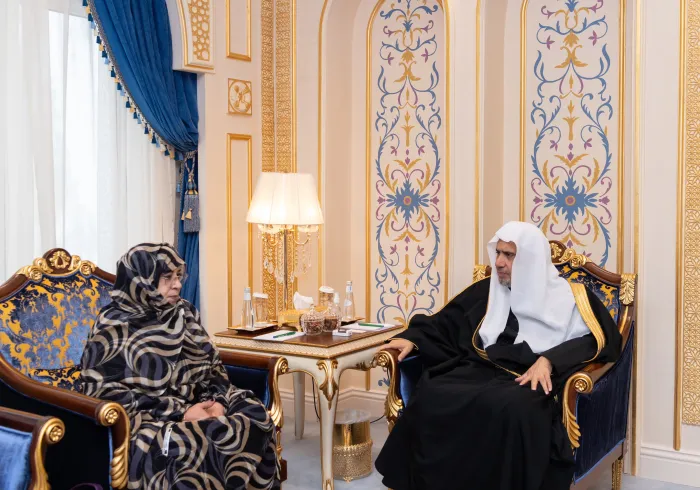 Yang Mulia Sekretaris Jenderal LMD, Ketua Asosiasi Ulama Muslim, Syekh Dr.Mohammed Al-issa  , bertemu dengan Menteri dan diplomat yang aktif di bidang kontribusi pembangunan perempuan di Benua Afrika, Yang Mulia Nyonya Ayesha Em'hmem