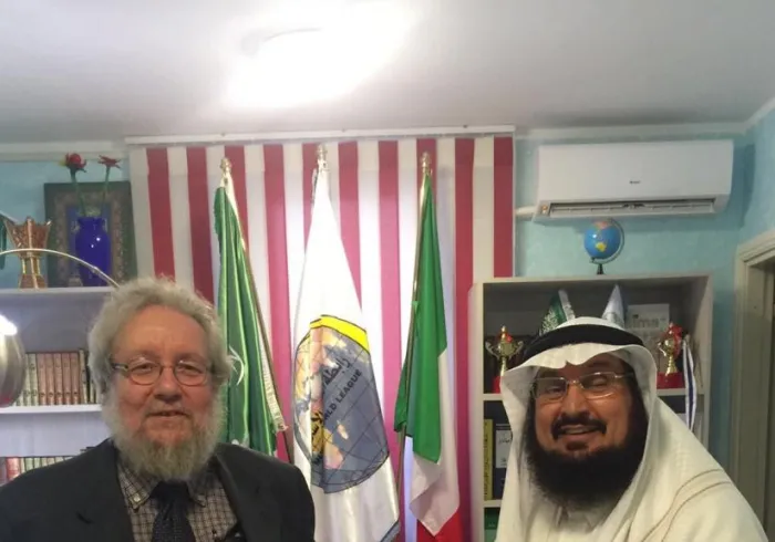 Le Pr. Francisco de l'Institut du Vatican visitant le D. Sarhan, directeur du bureau de la LIM en Italie pour renforcer leur relations.