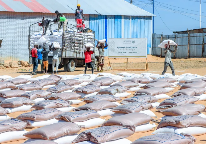 ماہِ مبارک، رحمت اوریکجہتی کے ساتھ: رابطہ عالم اسلامی کے قافلے، اسلامی دنیا اور اقلیتی ممالک میں انتہائی ضرورت مند طبقات کے اندر رمضان غذائی پیکٹ پروگرام کی تقسیم کا عمل جاری رکھے ہوئے ہیں۔ یہاں عطا کا یہ قافلہ صومالیہ میں اترا ہے: