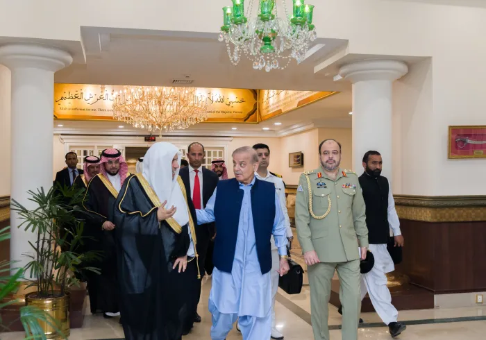 El Primer Ministro de la República Islámica de Pakistán, Sr. Muhammad Shahbaz Sharif, recibió hoy en su oficina en la capital, Islamabad, al Secretario General y Presidente de la Comisión de Ulemas Musulmanes, Sheij Mohammed Al-Issa.