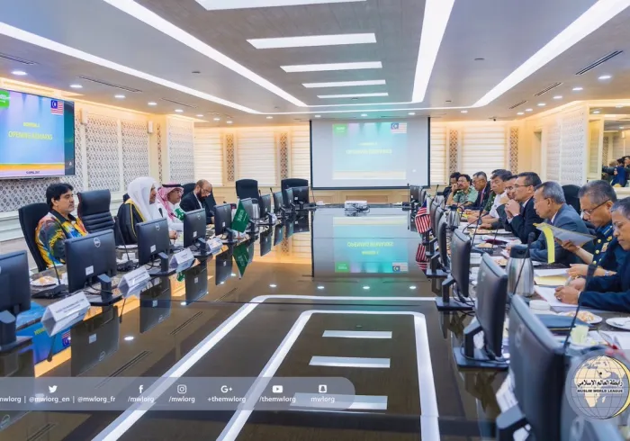 Le Ministre malaisien de la Défense et le SG de la LIM lors de leur réunion d’étude des efforts idéologiques de lutte contre le terrorisme.