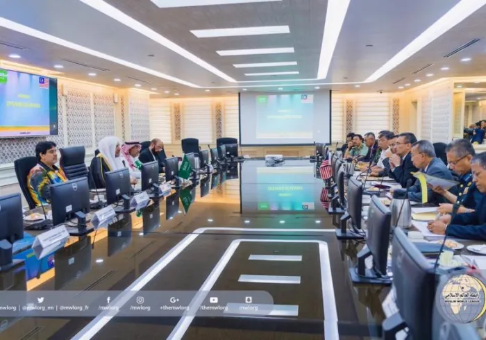 ‏معالي وزير الدفاع الماليزي أثناء جلسة المباحثات مع معالي الأمين العام للرابطة بشأن استطلاع الجهود العلمية والفكرية لمواجهة التطرف الإرهابي