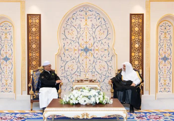 Yang Mulia Sekretaris Jenderal LMD, Ketua Asosiasi Ulama Muslim, Syekh Dr. Mohammed Al-Issa, menerima Yang Mulia Menteri Perdana Menteri Malaysia untuk Urusan Agama, Dr. Mohammad Naeem bin Mukhtar, dan delegasi yang mendampinginya, di kantornya di Makkah.