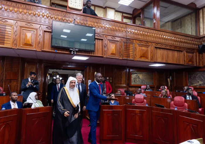 El Parlamento de la República de Kenia recibió en su sede histórica en Nairobi al Secretario General, Presidente de la Comisión de Ulemas, el Sheij Mohammed Al-Issa