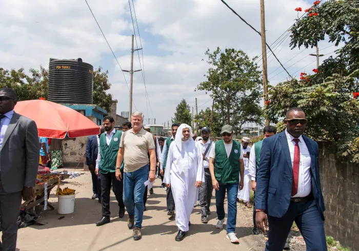 سیکرٹری جنرل رابطہ اور چیئرمین مسلم علماء کونسل، عزت مآب شیخ ڈاکٹر محمد العيسى  کینیا میں رابطہ عالم اسلامی کے زیر نگرانی پسماندہ علاقوں میں ترقیاتی منصوبے کا جائزہ لے رہے ہیں۔ 