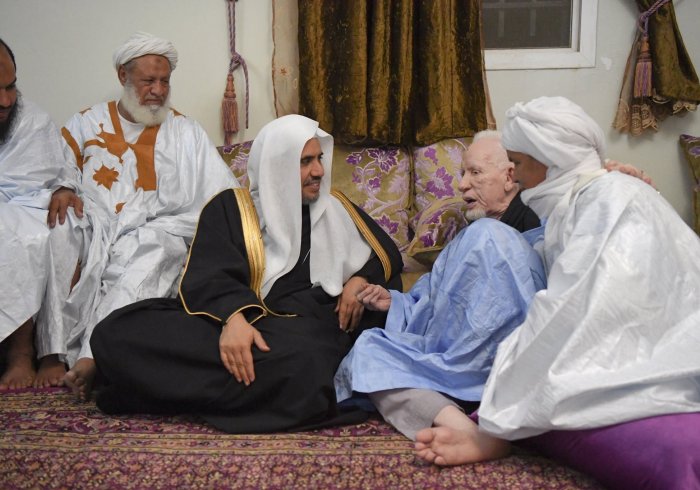 His Excellency SG visits in Nouakchott His Eminence erudite Sheikh Hamdun Ould Alttah, Mauritanian scholars league'Head, who gives HE SG some of the books he authored as a gift