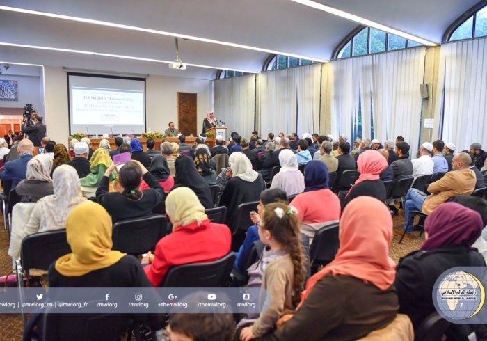 SG holds talks in London's Muslim Community Center. Its leaders commend the MWL's support of its religious rights & raising its awareness.