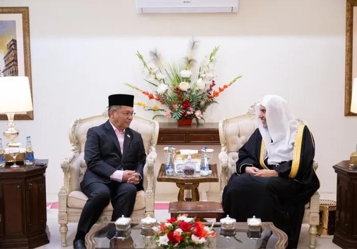 Le Secrétaire général de la Ligue islamique mondiale, Président de l’Organisation des savants musulmans, cheikh Mohammed Al-Issa a reçu à sa résidence dans la capitale pakistanaise, Islamabad, le M. Mohamed Naïm ben Mokhtar.