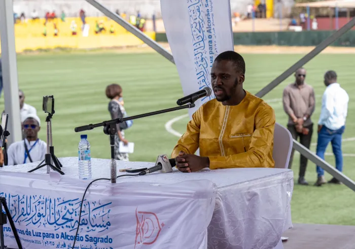 El concurso está dividido en cinco categorías: memorización de la totalidad del Corán, memorización de 20 partes, 15 partes, 10 partes y 5 partes. También incluye varios programas anexos, tales como