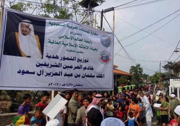 رابطة العالم الإسلامي‬ تواصل بإندونيسيا الإسهام في توزيع هدية خادم الحرمين الشريفين - حفظه الله - من التمور، حيث استفادت منها 20 ألف أسرة 