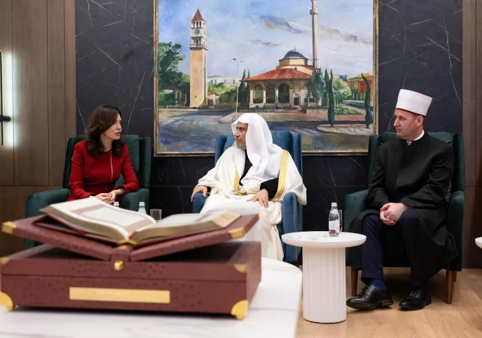 Después de dirigir la oración y pronunciar el sermón del Aíd, el Secretario General, Presidente de la Comisión de Ulemas, el Sheij Mohammed Alissa, se reunió en el Comité de Ulemas de la capital albanesa con la Presidenta del Parlamento de Albania