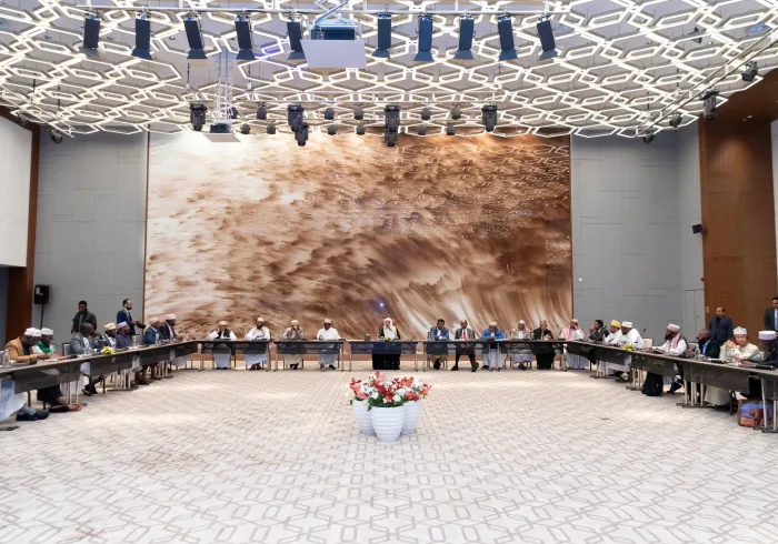 En el marco de su identidad religiosa y de su integración nacional: Las comunidades musulmanas, a través de su componente consciente y distinguido, son la ventana para presentar la verdadera esencia de nuestra noble religión.