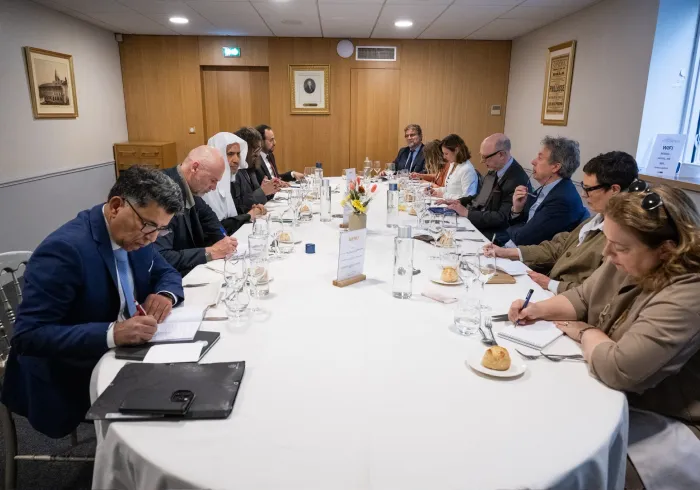 El Sheij Mohammed Alissa sostuvo un intercambio con representantes de la agencia de prensa y la radio francesas, en presencia de corresponsales internacionales. 