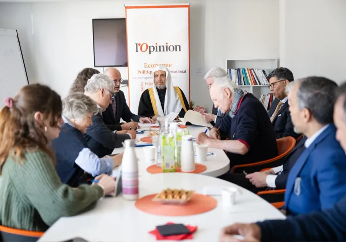 El diario L’Opinion organizó en su sede de París una mesa redonda con el Secretario General, Presidente de la Comisión de Ulemas, Sheij Mohammed Al-Issa
