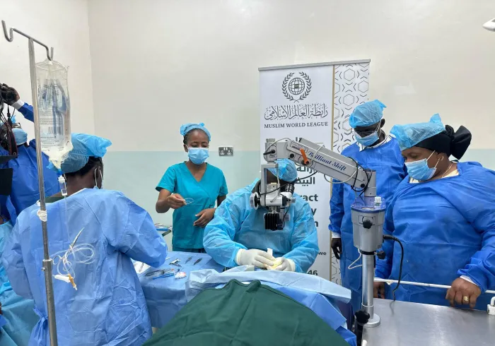 اس بار اس کی ”روشنی“ کی منزل، زمبابوے کے وہ مریض بنے جو انتہائی نگہداشت کے مستحق ہیں۔ یہ مناظر رابطہ عالم اسلامی کی اُس مہم کی جھلکیاں ہیں جو افریقہ میں اندھے پن کے خلاف جاری ہے، اور جو سرکاری وغیر سرکاری اداروں کے اشتراک سے ایک نئے مرحلے میں داخل ہو چکی ہے۔