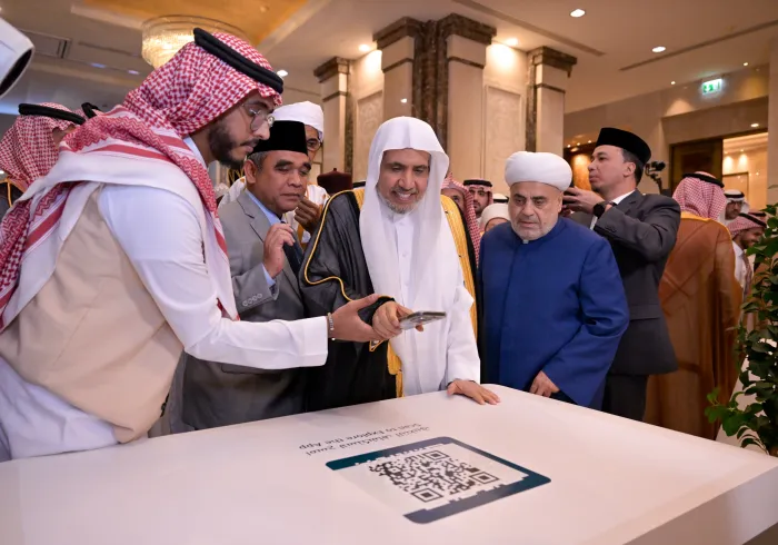 Voici les premiers instants du lancement de l’application « Minhaj », suivis de son téléchargement sur les téléphones par plusieurs hautes personnalités : éminents savants du monde islamique, représentants des pays à minorité musulmane