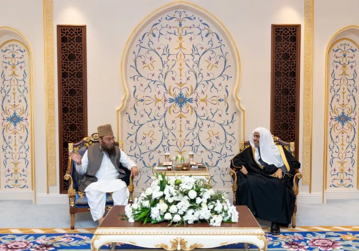 شیخ د.محمد العيسى در دفترش در مكه المكرمه، از جناب سناتور، دبیر کل انجمن مرکزی اهل حدیث در پاکستان، شیخ د.حافظ بخش استقبال كرد.