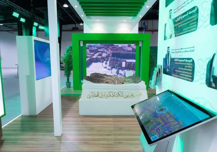 Il emmène ses visiteurs dans une visite impressionnante qui évoque l'histoire du leadership et de l'excellence au service de l'islam et des musulmans ainsi que de la préservation des Deux Saintes Mosquées