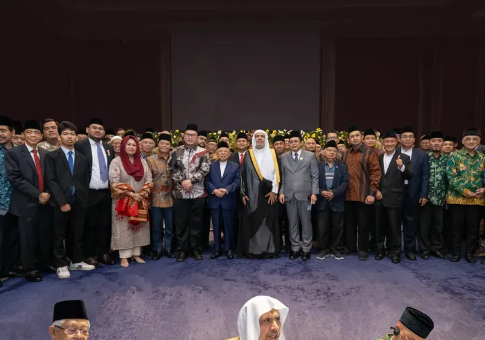 ‏معالي الأمين العام، رئيس هيئة علماء المسلمين، الشيخ د.⁧‫ محمد العيسى‬⁩‬⁩ يلتقي بعلماء إندونيسيا، ويتباحث معهم عددًا من القضايا الأكثر تداولًا على الساحة الإسلامية