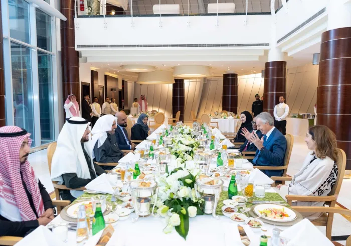 عزت مآب شیخ ڈاکٹر محمد العيسى  نے ریاض دفتر میں سابق برطانوی وزیر اعظم جناب ٹونی بلیئر کا استقبال کیا