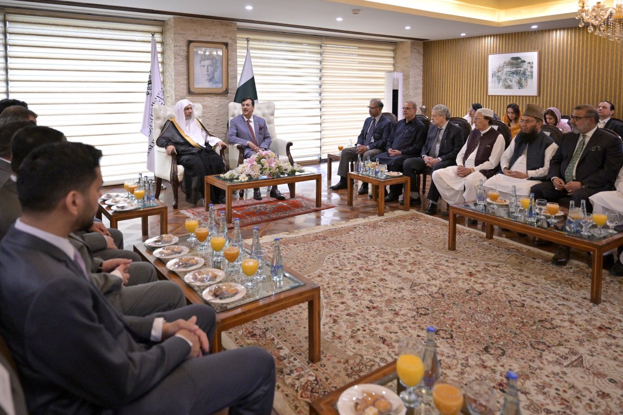 Le Président du Sénat et le Président de la Cour suprême du Pakistan reçoivent le Secrétaire général de la Ligue islamique mondiale.