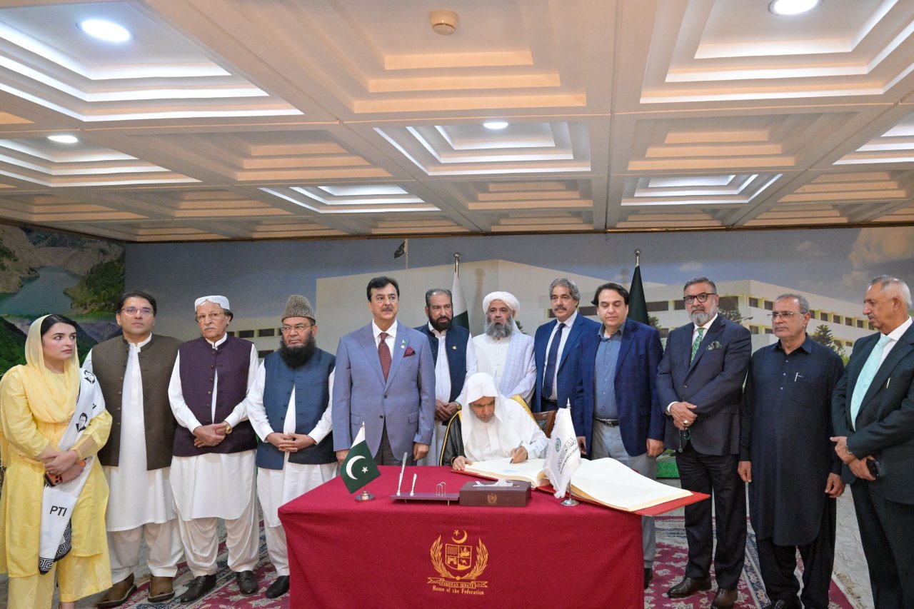 Le Président du Sénat et le Président de la Cour suprême du Pakistan reçoivent le Secrétaire général de la Ligue islamique mondiale.