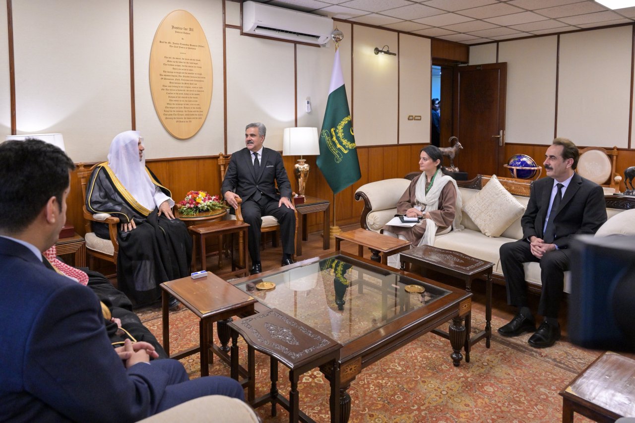 Le Président du Sénat et le Président de la Cour suprême du Pakistan reçoivent le Secrétaire général de la Ligue islamique mondiale.