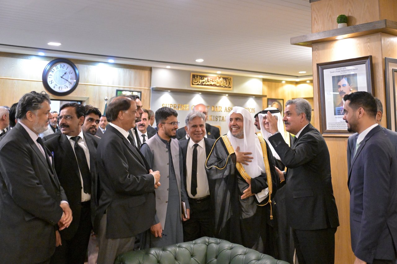 Le Président du Sénat et le Président de la Cour suprême du Pakistan reçoivent le Secrétaire général de la Ligue islamique mondiale.