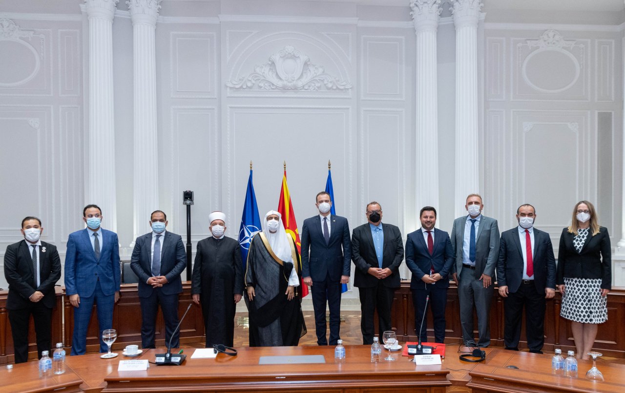 مذہبی جماعات اور گروہوں کے ساتھ روابط کے لئے حکومتی کمیٹی نے شمالی مقدونیہ کے دار الحکومت میں اپنے مرکزی دفتر میں عزت مآب شیخ ڈاکٹر ‫محمد العیسی‬ کا پُرجوش استقبال کیا