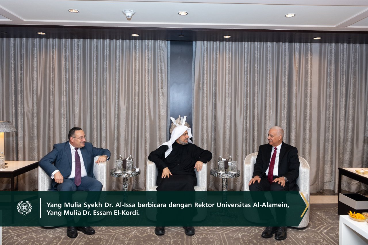 Yang Mulia Sekretaris Jenderal LMD, Yang Mulia Syekh Dr.  Mohammed Al-issa  , menerima Rektor Universitas Alexandria, Yang Mulia Dr. Abdelaziz Konsowa, dan Rektor Universitas Al-Alamein, Yang Mulia Dr. Essam El-Kordi