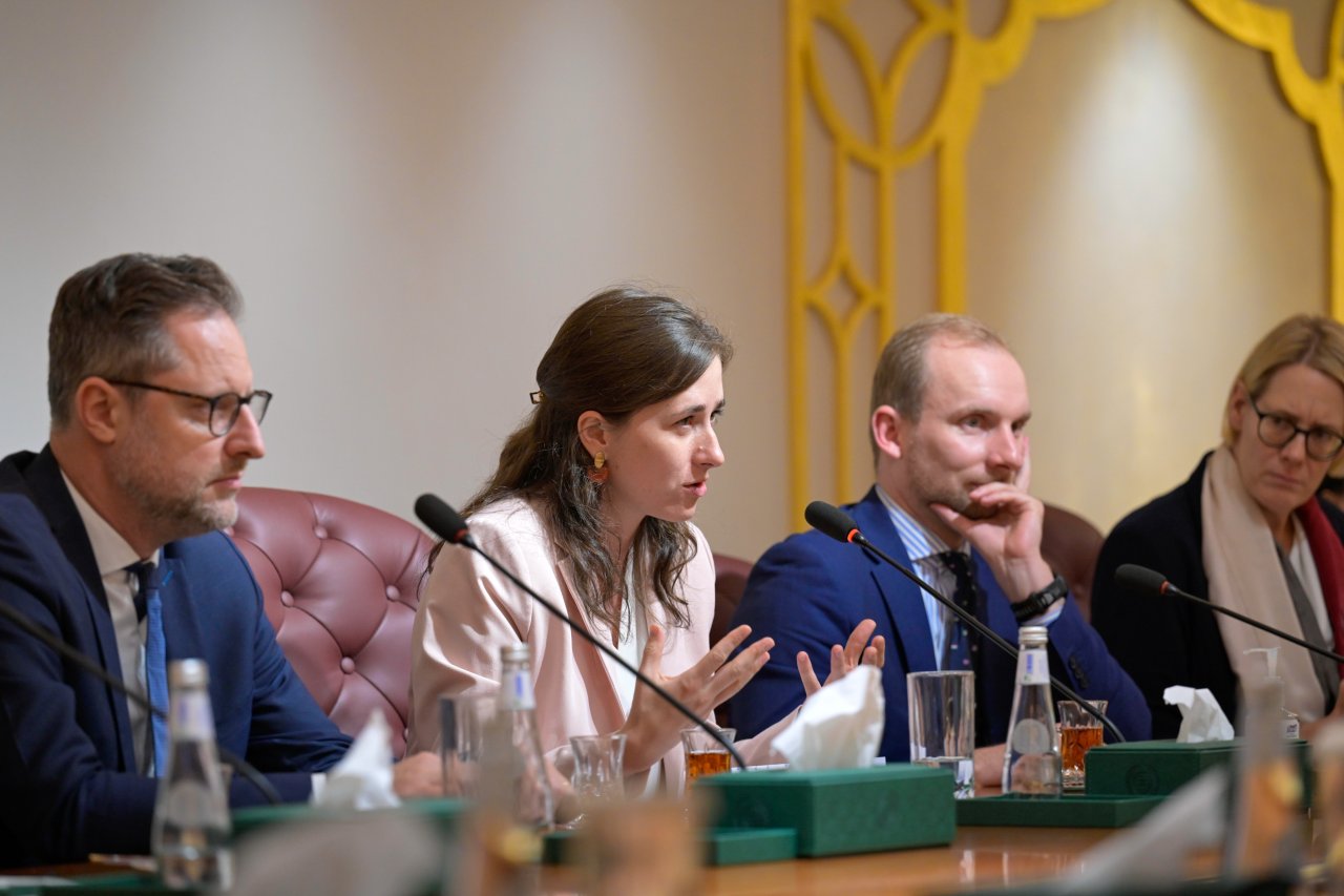 El Secretario General de la Liga del Mundo Islámico se reúne con una delegación de destacados intelectuales alemanes que representan diversos centros de investigación y reflexión.