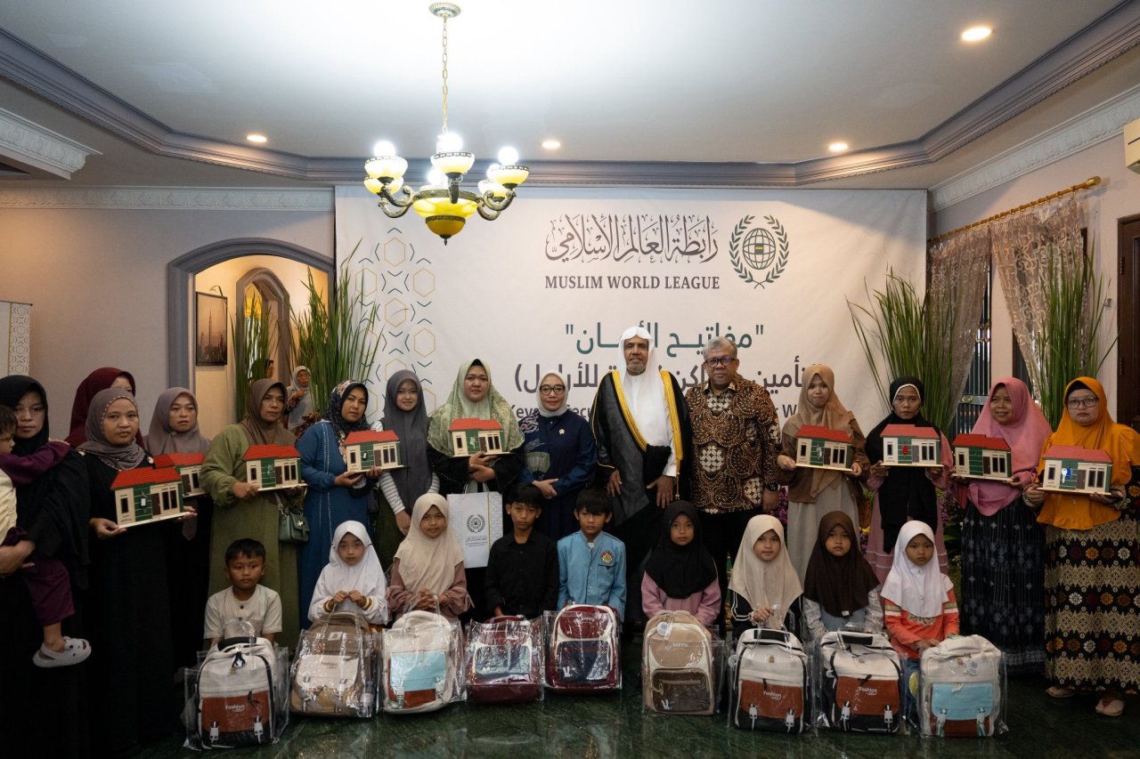H.E. Sheikh Dr. Mohammed Al-Issa, personally attended the ceremony for distributing aid to widows in the capital Jakarta