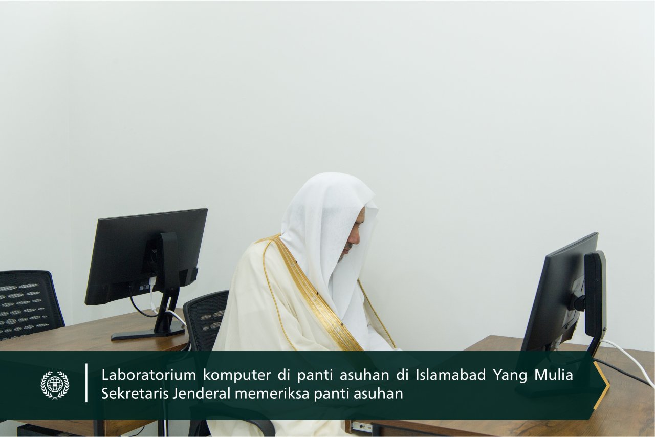 تصاویری از تبریک گویی عید جناب دبیرکل سازمان همبستگی جهان اسلام، آقای دکتر شیخ محمد العیسی به کودکان یتیم خانه «علی بن ابی طالب رضی الله عنه» در پاکستان، که بیش از 4600 یتیم از آن بهره مند می گردند: