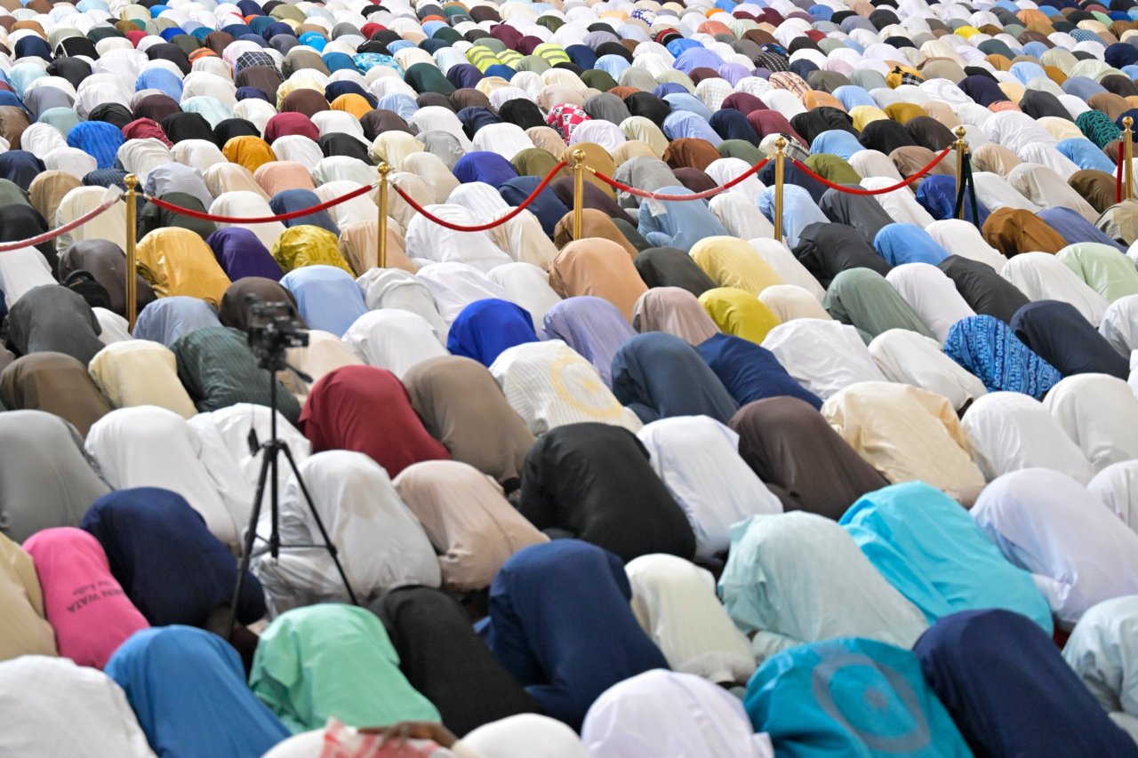 معالي الشيخ د. ⁧‫محمد العيسى‬⁩ ‬⁩، يُلقي خطبة الجمعة، ويؤمُّ المُصلّين، مُركّزًا في خطبتِه على هداية القرآن الكريم للتي هي أقوم